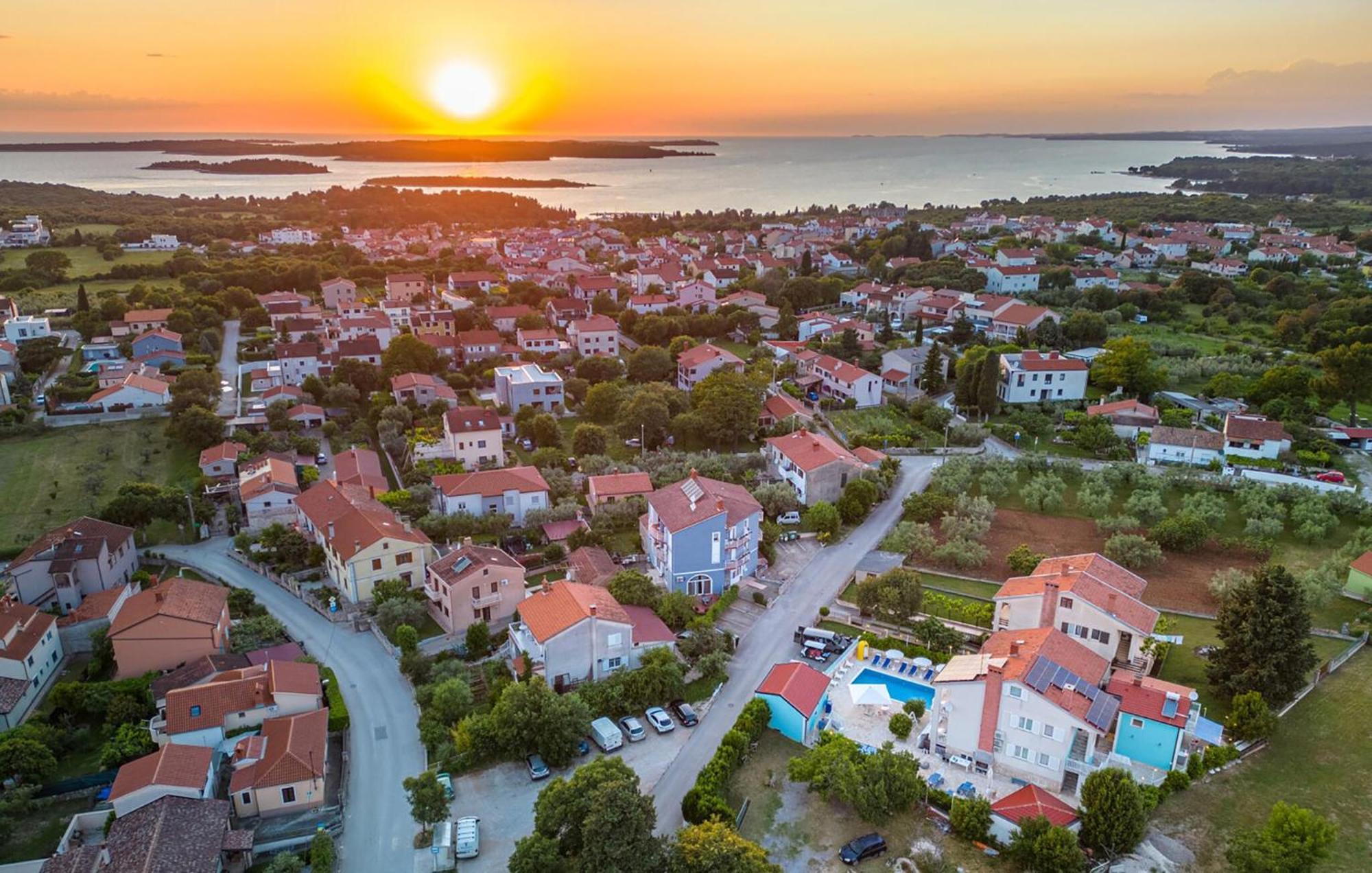 Stunning In With Wifi Apartma Pula