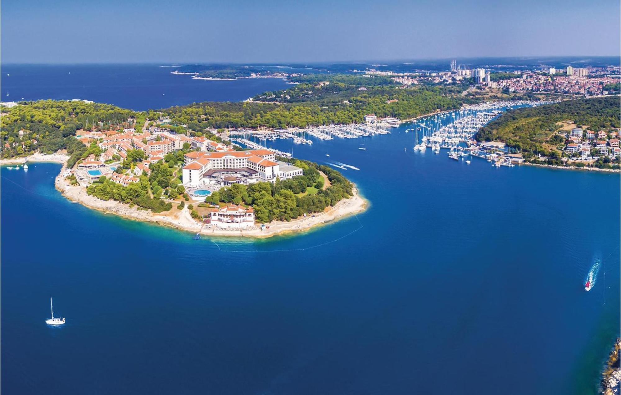 Stunning In With Wifi Apartma Pula